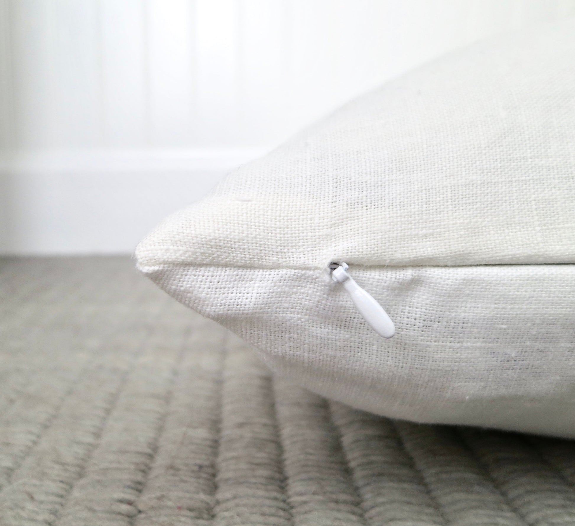 https://www.bonneterrestudio.com/cdn/shop/products/white-linen-pillow-cover-with-modern-block-pattern-decor-beige-304.jpg?v=1678242087&width=1946